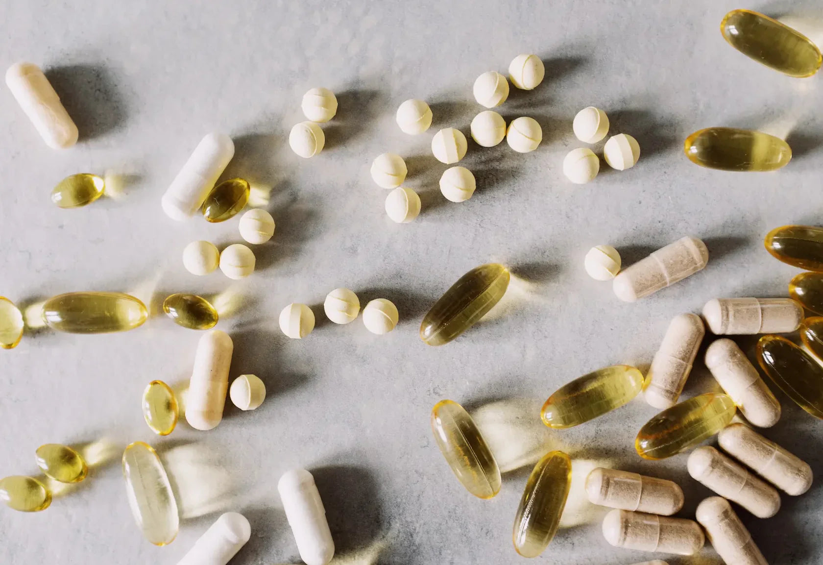 diferentes tipos de capsulas sobre fondo gris