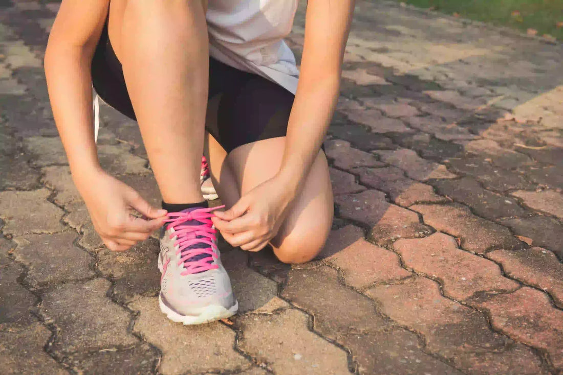 deportista atandose las zapatillas